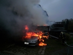 Požár přístavku rodinného domu v Tanvaldu, kde hořela i dvě auta