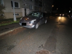Poškozené zaparkované auto v ulici Mozartova v Jablonci nad Nisou
