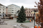 Nakloněný vánoční strom v Jablonci nad Nisou hlídají pracovníci technických služeb a strážníci městské policie