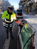 Dopravně preventivní akce, při které řidiči od policistů dostávali reflexní vesty pro své spolujezdce