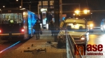 Nehoda, při které řidička osobního auta narazila U Lomu v Liberci do zábradlí autobusové zastávky