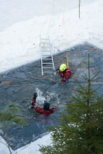Hasičské cvičení záchrany osob z ledu v bývalém lomu v Jirkově