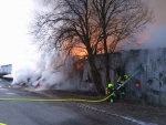 Zásah hasičů při požáru seníku v Bzí u Železného Brodu