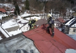 Zásah hasičů na střeše třípatrové budovy v Desné