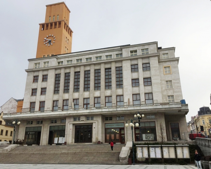 Začátek stavby lešení a opravy fasády jablonecké radnice