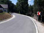 Opravená silnice vedoucí na Javorník nedaleko Jeřmanic