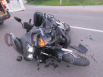Nehoda osobního auta a motorkáře ve Velkých Hamrech