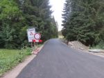 Opravovaný úsek silnice v Josefově Dole, kde došlo k nehodě cyklistky