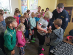 Návštěva policistů za dětmi na příměstském táboře Oblastního spolku Českého červeného kříže v Jablonci