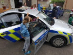 Návštěva policistů za dětmi na příměstském táboře Oblastního spolku Českého červeného kříže v Jablonci