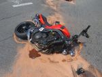 Nehoda osobního auta s motorkou na silnici mezi Železným Brodem a Loužnicí