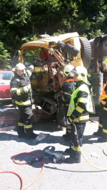 Nehoda nákladního automobilu a autobusu na silnici v Desné