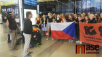 Přivítání sboru Iuventus, Gaude! na pražském letišti po soutěži a turné v JAR