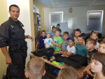 Návštěva policistů na příměstském táboře Oblastního spolku Českého červeného kříže v Jablonci