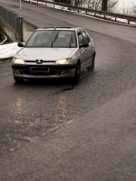 Nově opravená silnice se drolí