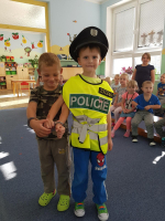 Beseda policistky s dětmi v mateřské škole v Plavech