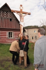 Vztyčování nového kříže
