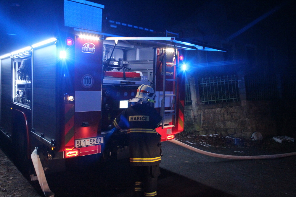 Zásah hasičů při požáru domu na Smržovce<br />Autor: Jiří Macek