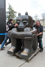 Stěhování sochy Čerta od Jaroslava Róny před libereckou galerií