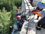 Prověřovací cvičení na záchranu tří osob z vyhlídkové skalní věže Terezínka nedaleko Tanvaldu