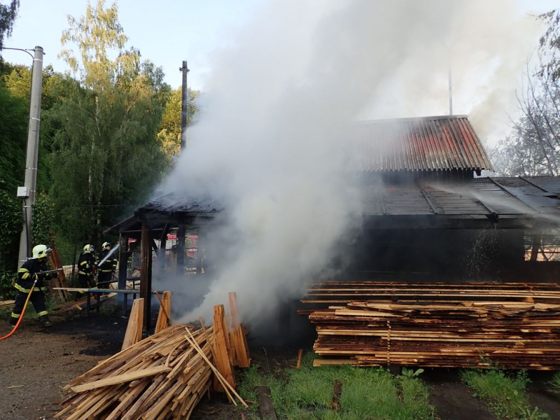 Požár objektu pily v obci Desná v Jizerských horách<br />Autor: HZS Libereckého kraje