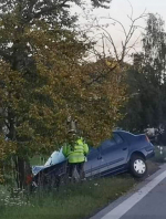 Nehoda v Pěnčíně na silnici druhé třídy, při které auto skončilo na stromě