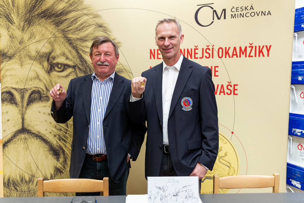 Dominik Hašek a Vladimír Martinec při ražbě medailí z cyklu Legendy československého hokeje