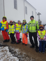 Žáci ze Svobodné základní školy v Jablonci obdrželi na lyžařském výcviku od policistů reflexní vesty