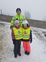 Žáci ze Svobodné základní školy v Jablonci obdrželi na lyžařském výcviku od policistů reflexní vesty
