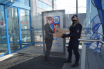 Předání rychlotestů na Covid-19 od policistů Libereckému kraji