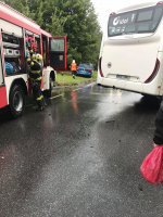 Srážka autobusu s osobním autem v liberecké ulici Kunratická