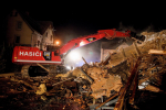 Zborcený dvoupodlažní rodinný dům v Liberci museli hasiči úplně zbourat
