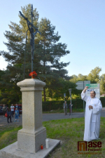 Posvěcení opraveného křížku v ulici Prosečská v Jablonci
