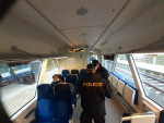 Kontrola policistů nošení roušek ve vlaku na trase Harrachov - Liberec