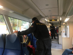 Kontrola policistů nošení roušek ve vlaku na trase Harrachov - Liberec