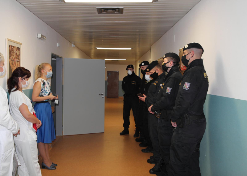 Policisté z krajské pořádkové jednotky pomáhají v českolipské nemocnici