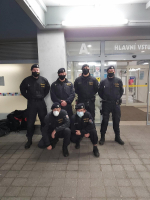 Policisté z krajské pořádkové jednotky pomáhají v českolipské nemocnici