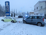 Srážka dvou aut v ulici Hlavní na Smržovce