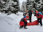 Záchrana mladé ženy na loveckých lyžích