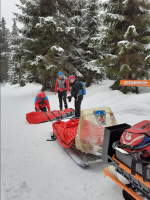 Záchrana mladé ženy na loveckých lyžích