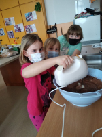 Děti ze ZŠ Pelechovská podpořily lékaře a sestřičky z místních nemocnic
