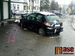 Nehoda s nabouráním do autobusové zastávky U Balvanu v Jablonci nad Nisou