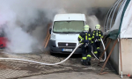 Požár přístřešku a dodávky v ulici Želivského v Jablonci
