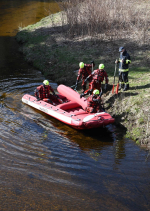 Cvičení hasičů na řece Kamenici