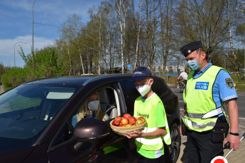Děti při preventivní akci rozdávaly řidičům jablka i citrony