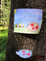 Zábavná lesní stezka vytvořená dětmi a jejich učitelkou z výtvarného ateliéru Duhový strom