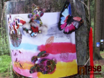 Zábavná lesní stezka vytvořená dětmi a jejich učitelkou z výtvarného ateliéru Duhový strom