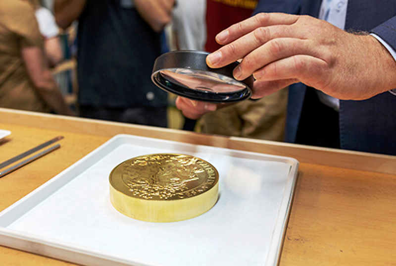 Ražba rekordní sériově vyrážené zlaté mince v České republice<br />Autor: Archiv Česká mincovna