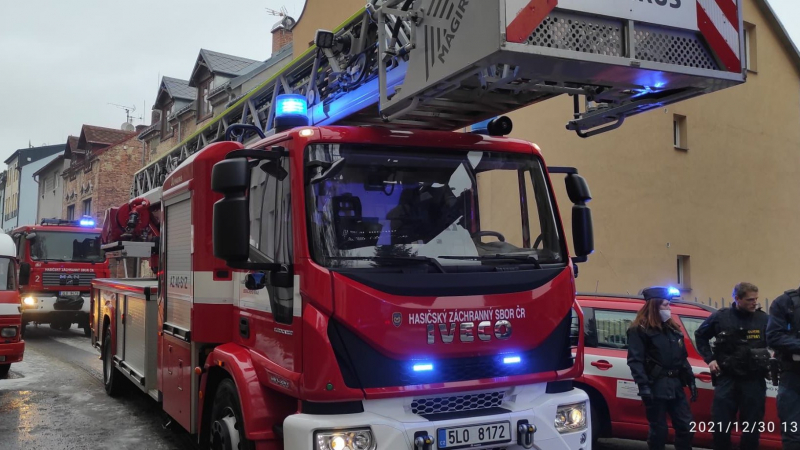 Zásah hasičů při požáru výškové budovy v Jablonci nad Nisou v ulici Saskova