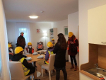Senioři si prohlížejí vzorový byt v Rezidenci RoSa Liberec